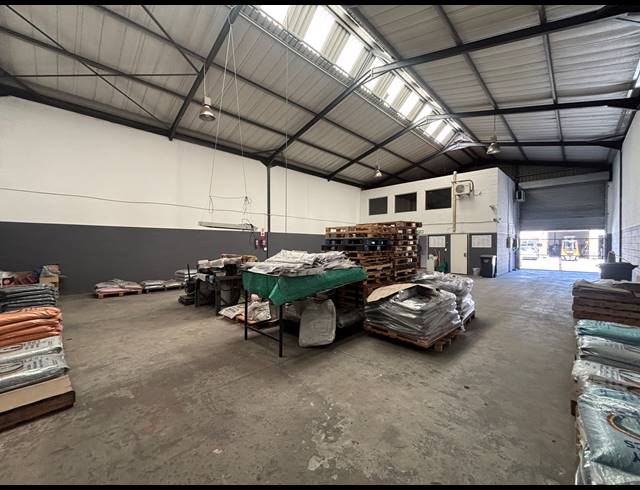 310M² WAREHOUSE TO LET IN STIKLAND INDUSTRIAL